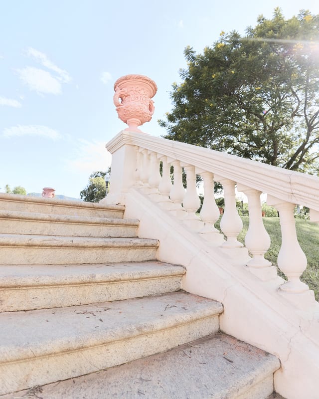 Escalier de pierre claire et balustrade, lumière du matin.