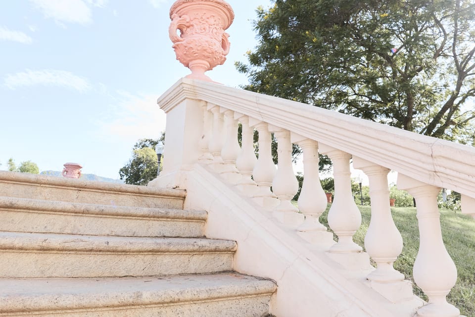 Escalier de pierre claire et balustrade, lumière du matin.