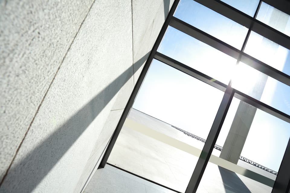 Verrière et mur de pierre, contre-jour.